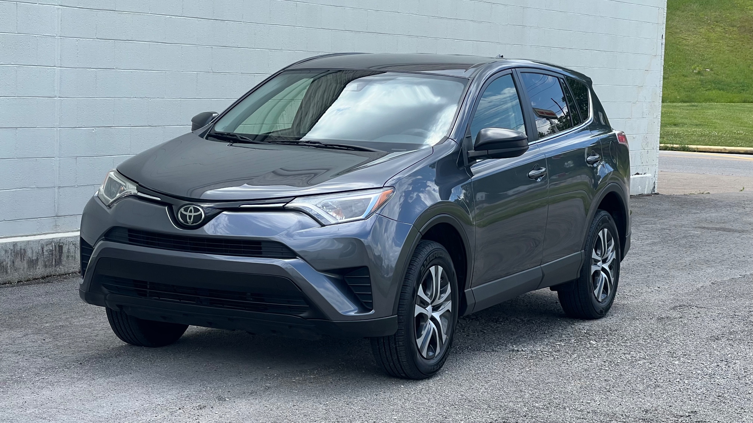 2018 Toyota RAV4 LE AWD's photo